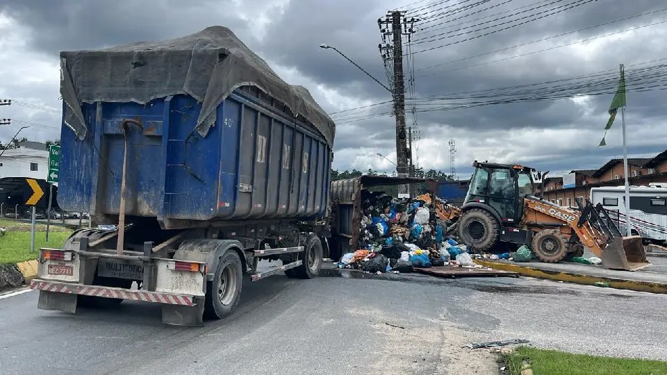 GTB atualiza situação no trânsito após tombamento de caminhão