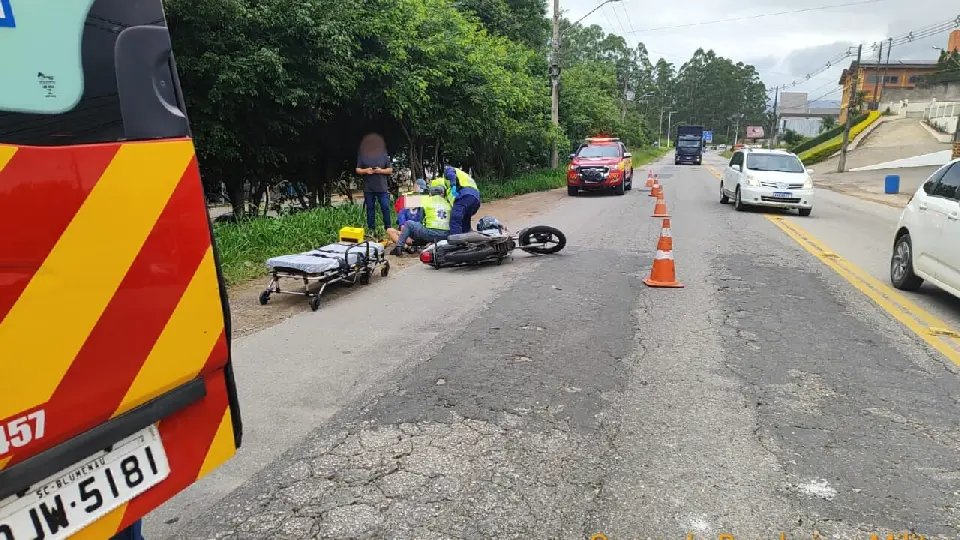 Colisão frontal entre moto e caminhão na Ivo Silveira deixa motociclista ferido