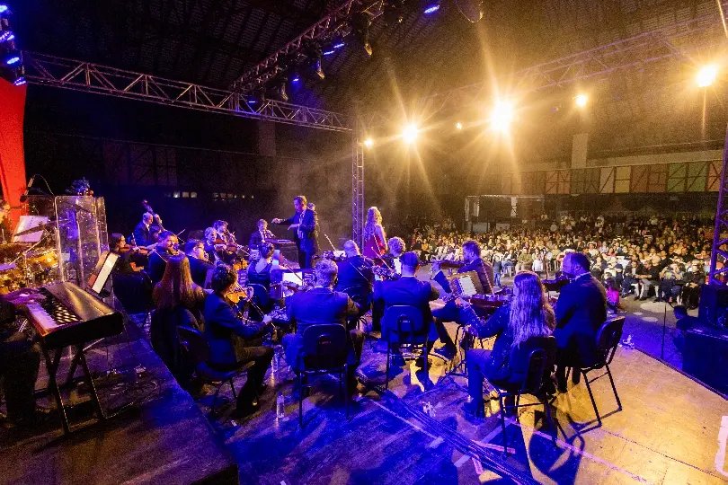 Espetáculo Dois Duendes Procuram Papai Noel  é atração da programação de Natal