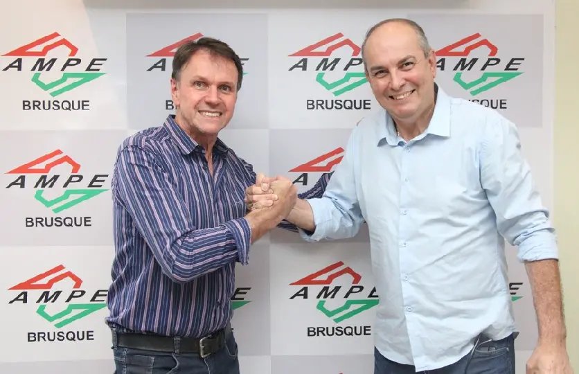 Schoening é reeleito presidente da AmpeBr