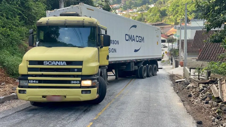 (VÍDEO) Mais uma vez: carreta interrompe tráfego da Gustavo Halfpap 