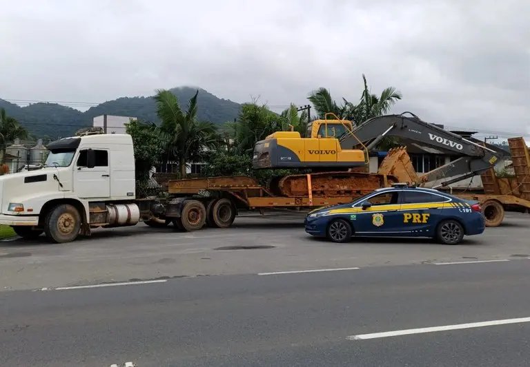 PRF flagra carreta com escavadeira solta na rodovia 