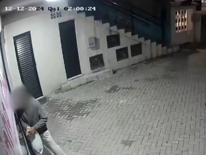 (VÍDEO) Suspeito é flagrado por câmeras arrombando loja em Brusque