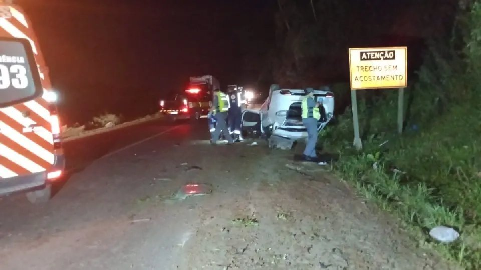 Motorista é encontrado morto após ser arremessado do carro em acidente