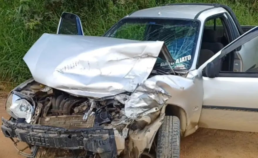 Colisão entre carro e caminhão deixa motorista ferido