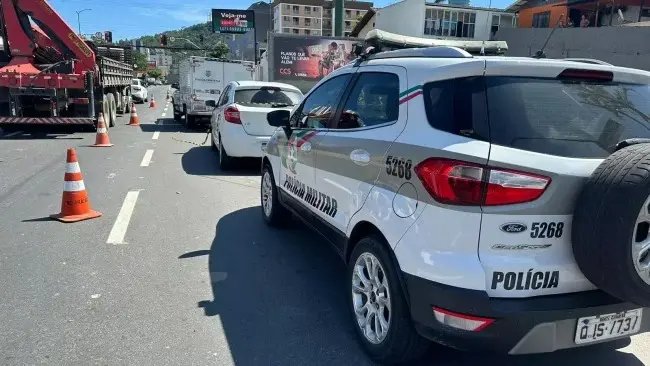 Homem é encontrado morto dentro de carro em Balneário Camboriú