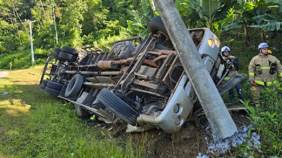 Uma pessoa morre e outro fica ferido após caminhão tombar