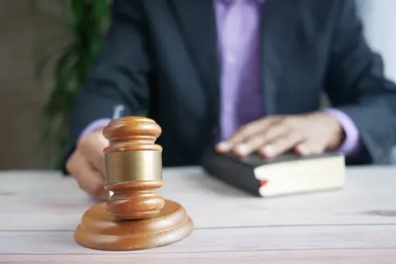 Médico de 79 anos é condenado a 11 anos por tentativa de homicídio e falsa identidade