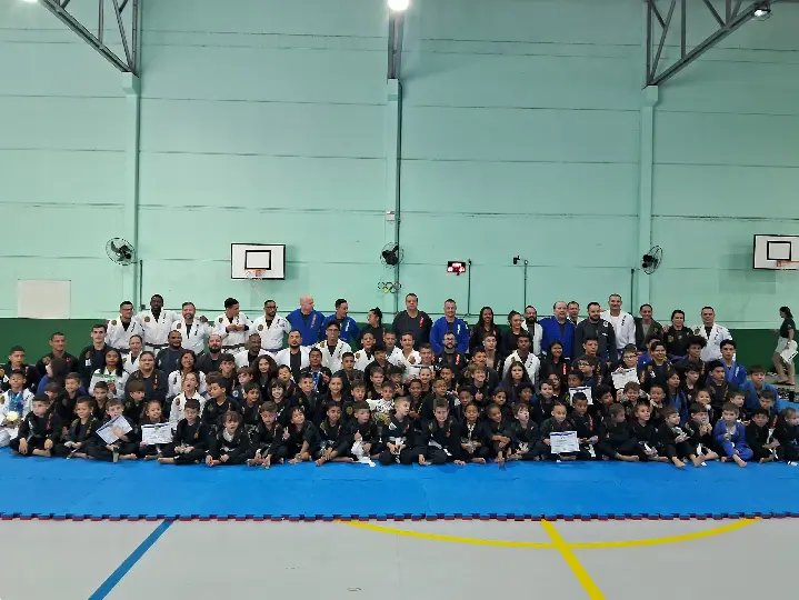 (VÍDEO) Para celebrar: Instituto Arte Mais Suave gradua crianças e adolescentes no jiu-jitsu 