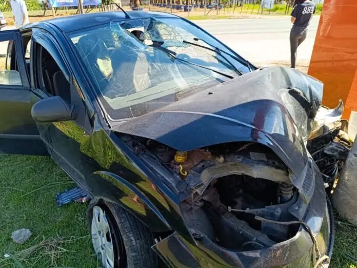 Carro sai de pista e bate contra poste na SC-410