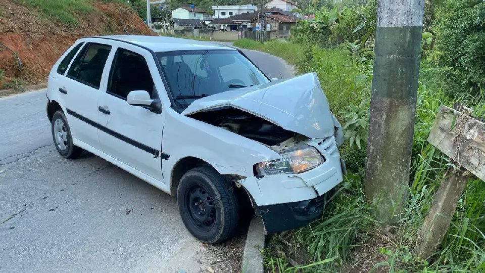 Motorista sai de pista e colide carro contra poste no Bateas