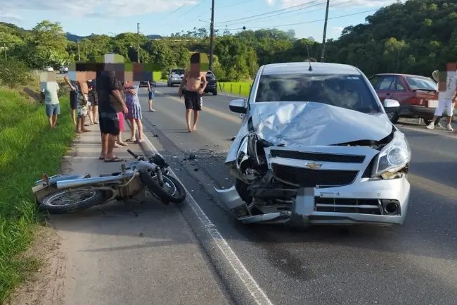  Após colisão com carro, motociclista é arremessado cerca de 15 metros