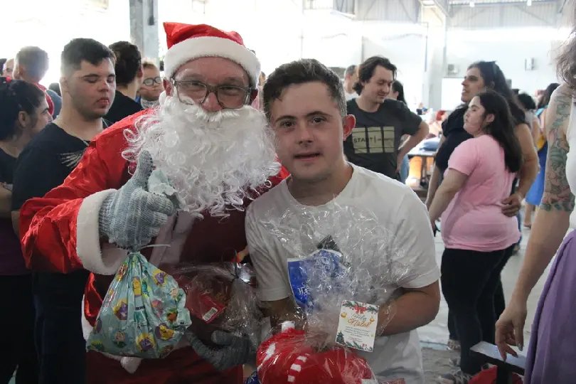 Chegada do Papai Noel marca encerramento de 2024 da Apae de Brusque