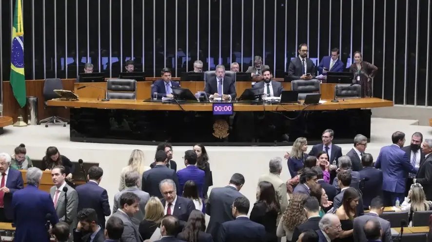 Câmara rejeita mudanças do Senado e aprova reforma tributária