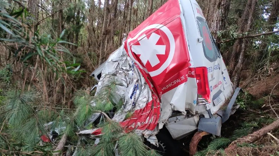 Motorista de ambulância morre em saída de pista na BR-282