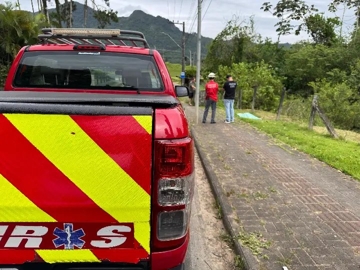 Homem é encontrado morto em calçada de Indaial