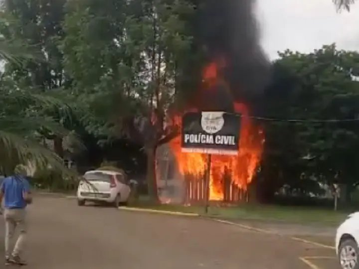 (VÍDEO) Incêndio destrói Casinha do Papai Noel em SC