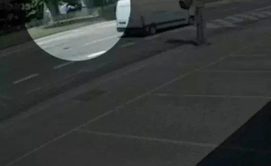 (VÍDEO) Motociclista sofre queda após ter pescoço enroscado por fiação solta