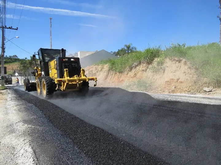 Obras de drenagem e pavimentação são realizadas na Volta Grande