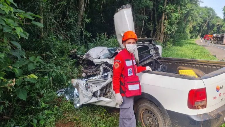 Motorista morre em acidente entre carro e carreta na BR-153
