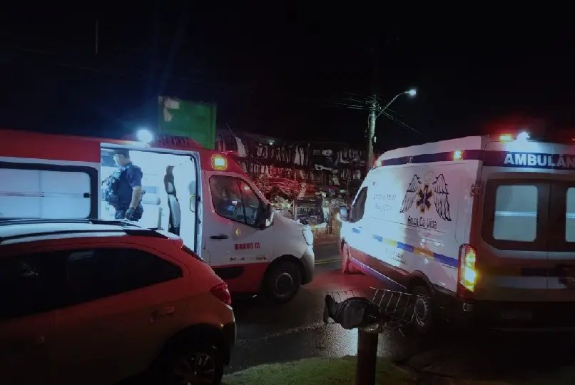 Mulher encontra vítima de crime agonizando na porta de casa
