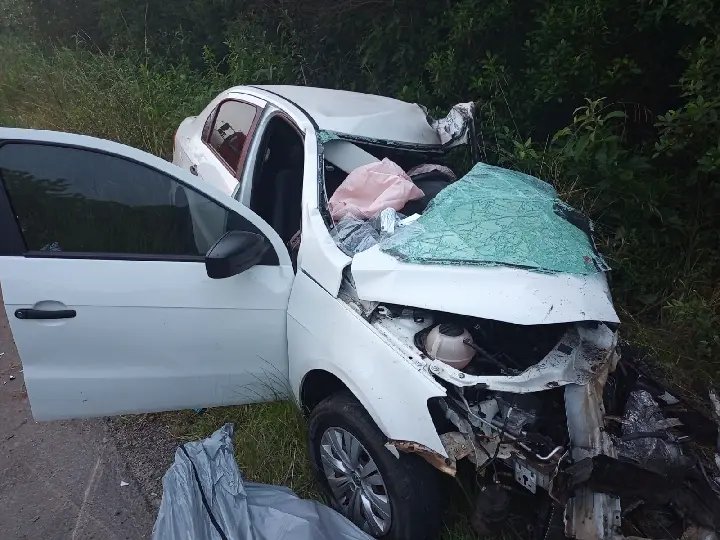 Duas pessoas morrem e três ficam feridas em grave acidente na BR-282