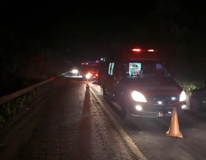 Motociclista morre após bater contra caminhão de guincho