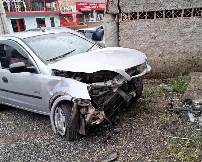 Motorista fica ferida após colidir carro contra muro em Brusque