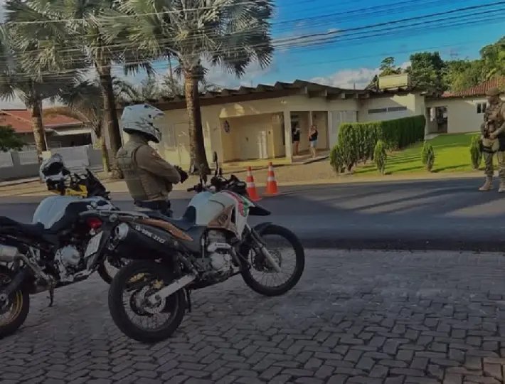 PM realiza operação e apreende veículos irregulares em Brusque