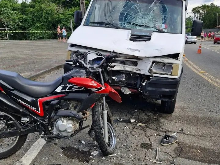 Motociclista morre em batida entre moto e caminhão