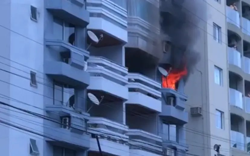 (VÍDEO) Incêndio em apartamento mobiliza bombeiros em Brusque