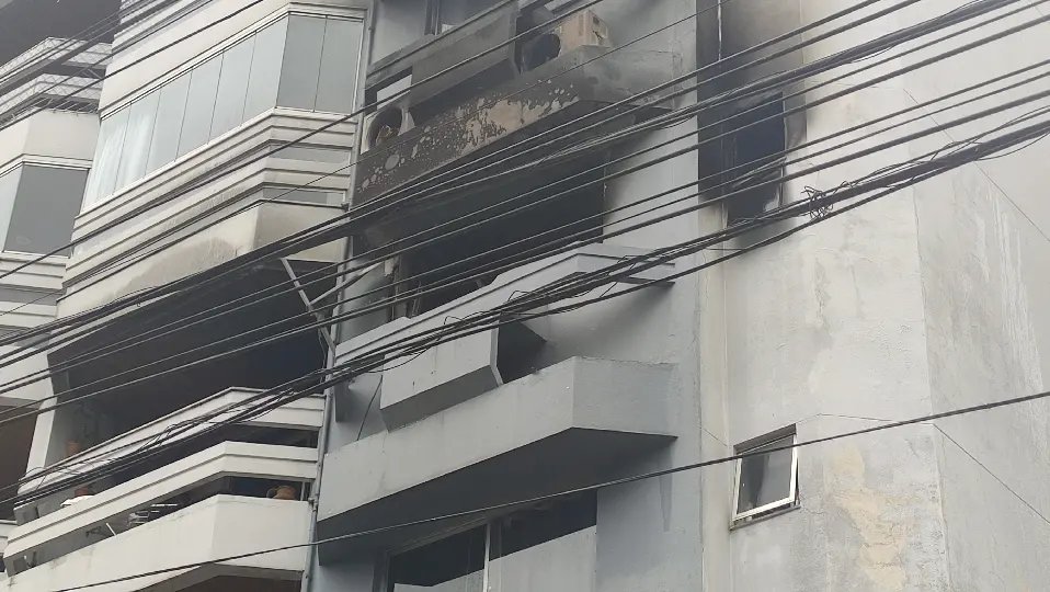 (VÍDEO) Bombeiros usam cerca de 8 mil litros de água em incêndio