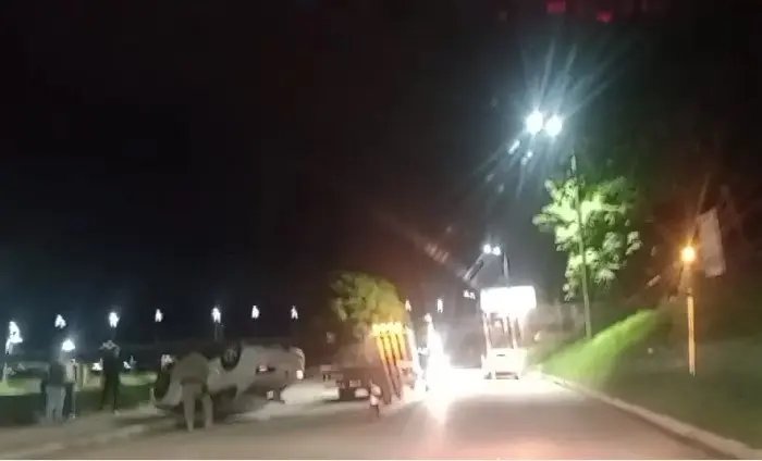 (VÍDEO) Homem é levado ao hospital após capotamento de carro