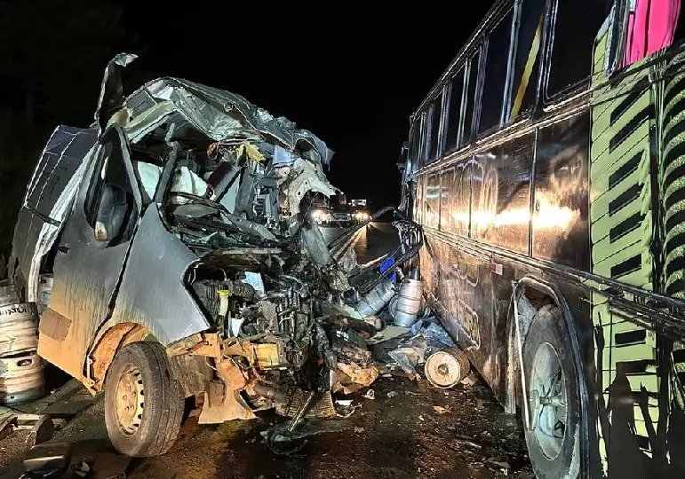 Colisão entre van e ônibus deixa uma pessoa morta e três feridas na BR-470