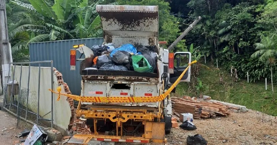 Motorista de caminhão de lixo morre após ser esmagado pelo veículo