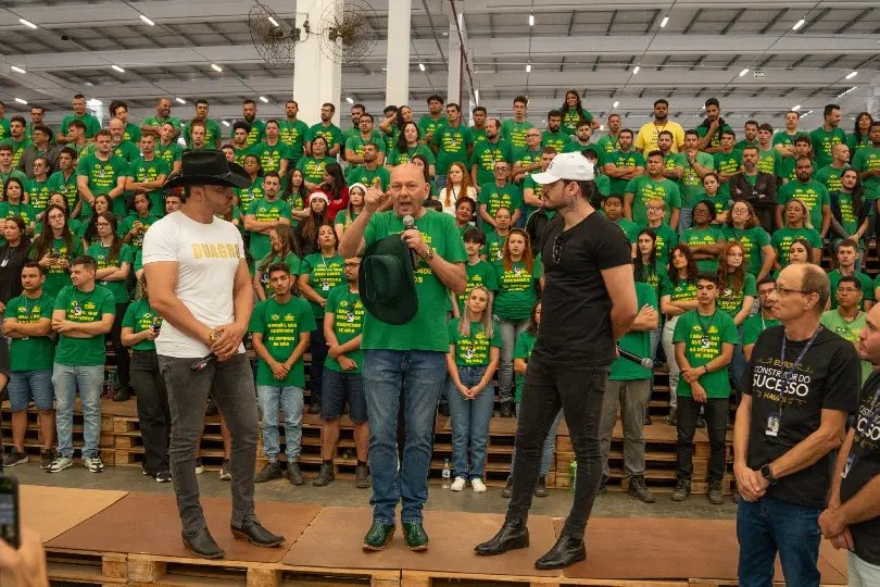 (VÍDEO) Luciano Hang recebe Brenno e Matheus, donos do hit “Descer pra BC”