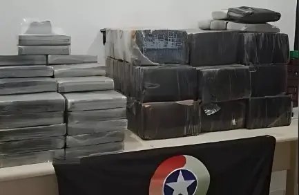 Adolescente de 16 anos é flagrado dirigindo carro com 200 kg de maconha