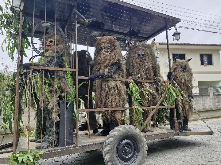 Sociedade do Pelznickel encerra temporada 2024 com desfile