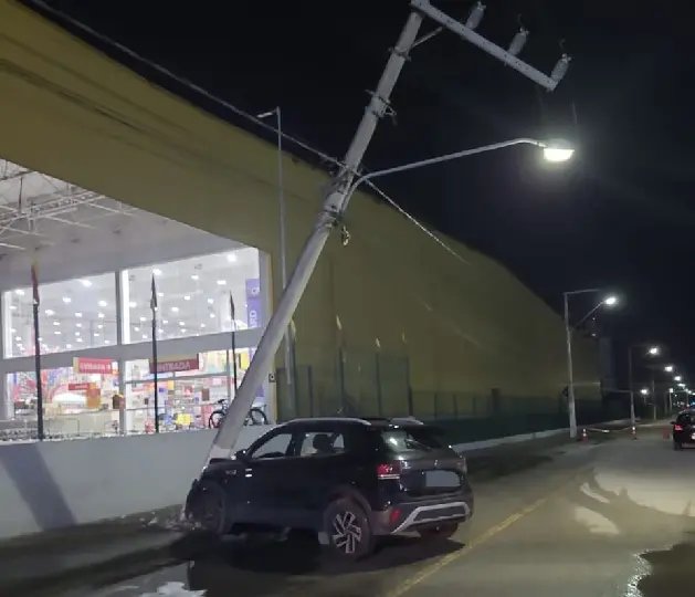 Carro acerta e derruba poste durante a madrugada