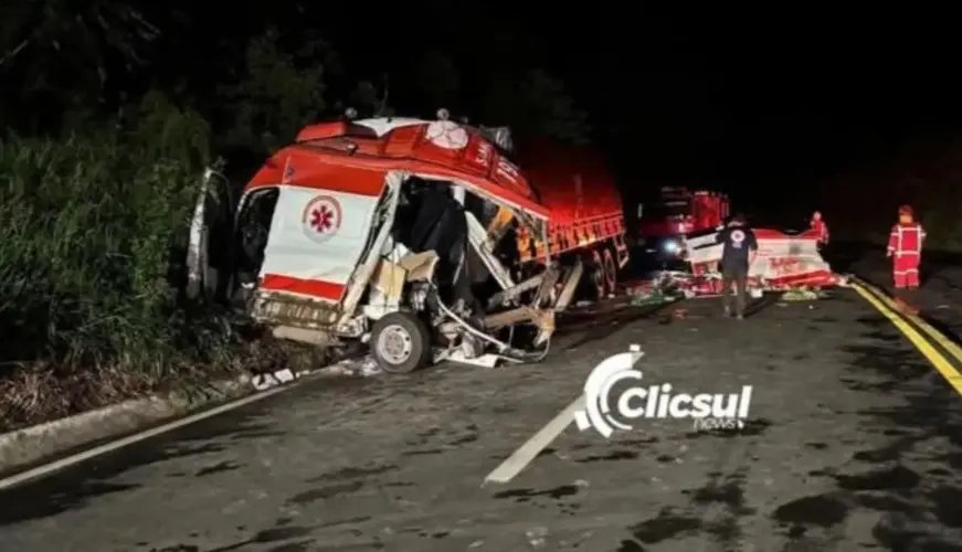 Quatro pessoas morrem após acidente entre ambulância do SAMU e caminhão