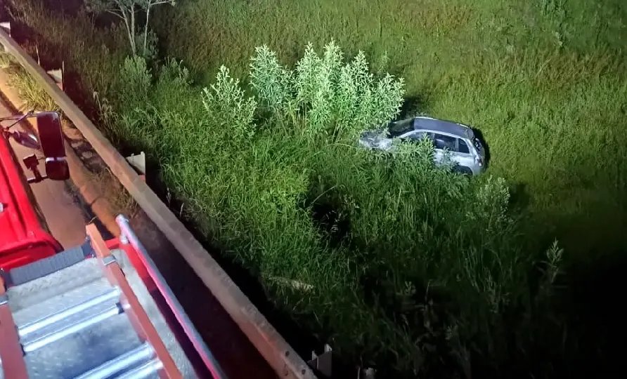 Carro sai da pista e mulher fica ferida na BR-470