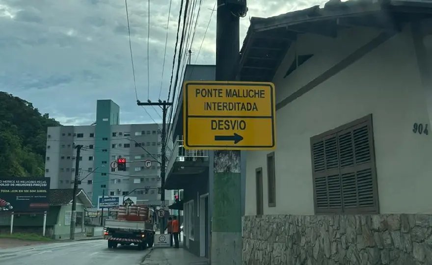 Placas são instaladas para orientar motoristas durante interdição da ponte