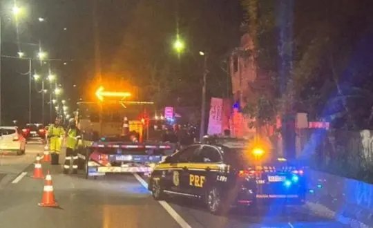 Mulher morre atropelada por caminhão na BR-101