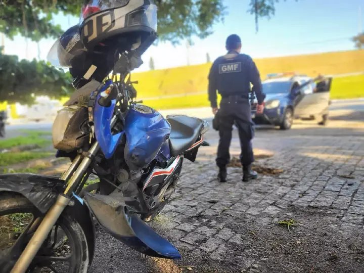 Três homens na mesma moto sofrem acidente em SC