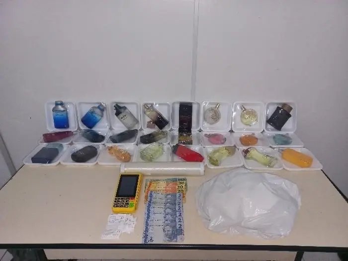 Jovem é preso por vender perfumes falsificados