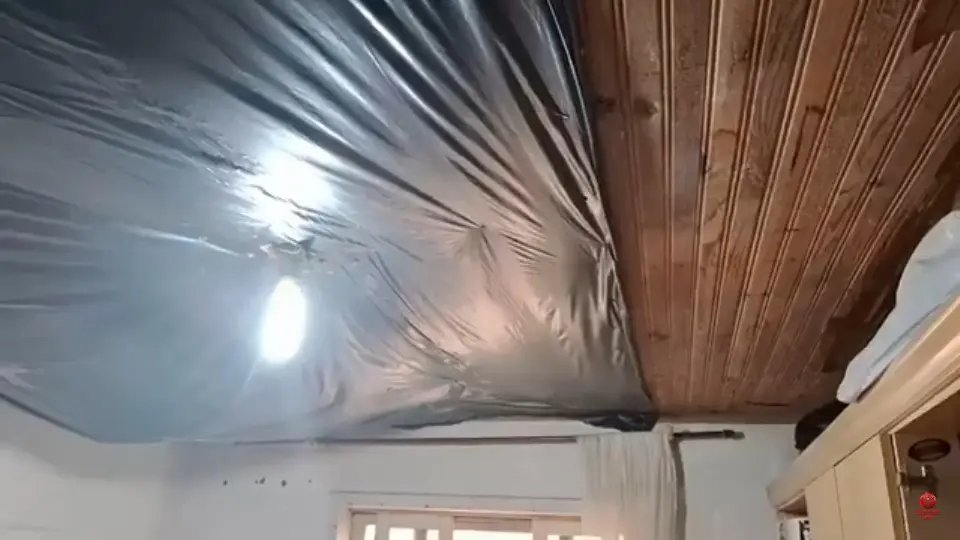(VÍDEO) Morador do Paquetá pede ajuda para trocar o telhado