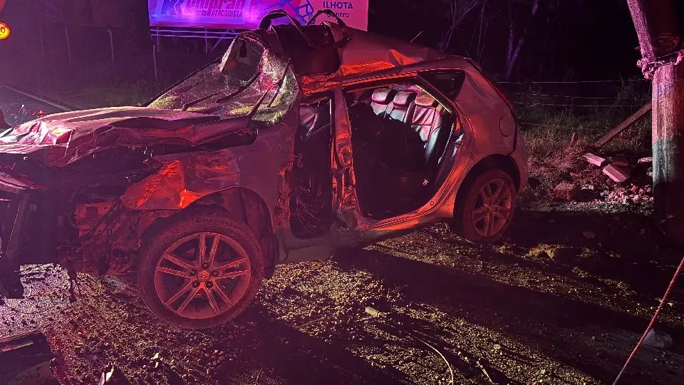 Mulher morre após carro colidir contra poste durante a madrugada