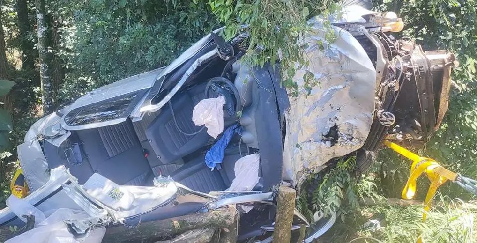 Mulher morre e três ficam feridos após grave acidente em SC