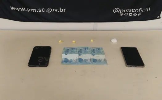 Homem tenta fugir, mas é abordado por tráfico de drogas