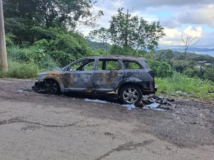 Carro é totalmente destruído por incêndio em Itapema